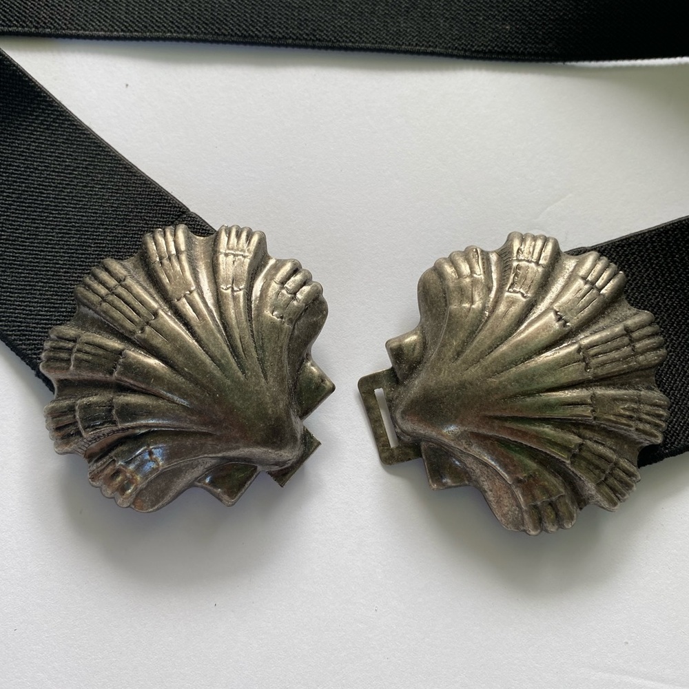 Seashell stretchable black belt , size medium